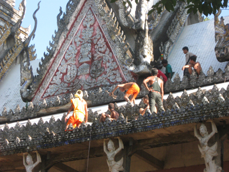 Nỗ[-]lực[-]phun[-]nước[-]trên[-]mái[-]chùa[-]để[-]chống[-]nóng